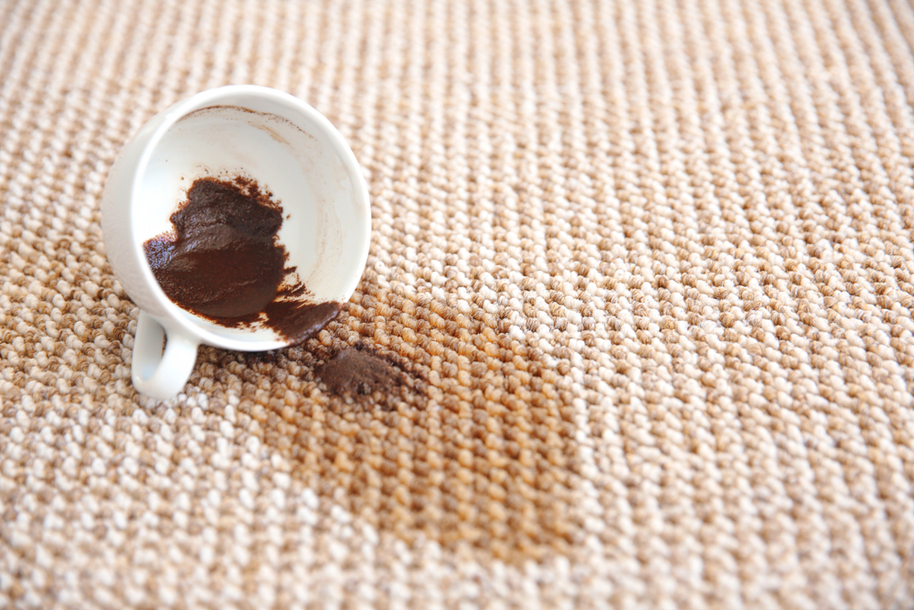 Kaffeefleck auf einem Teppich