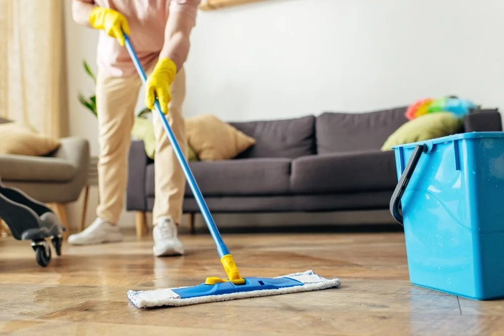 Mann reinigt Singlehaushalt